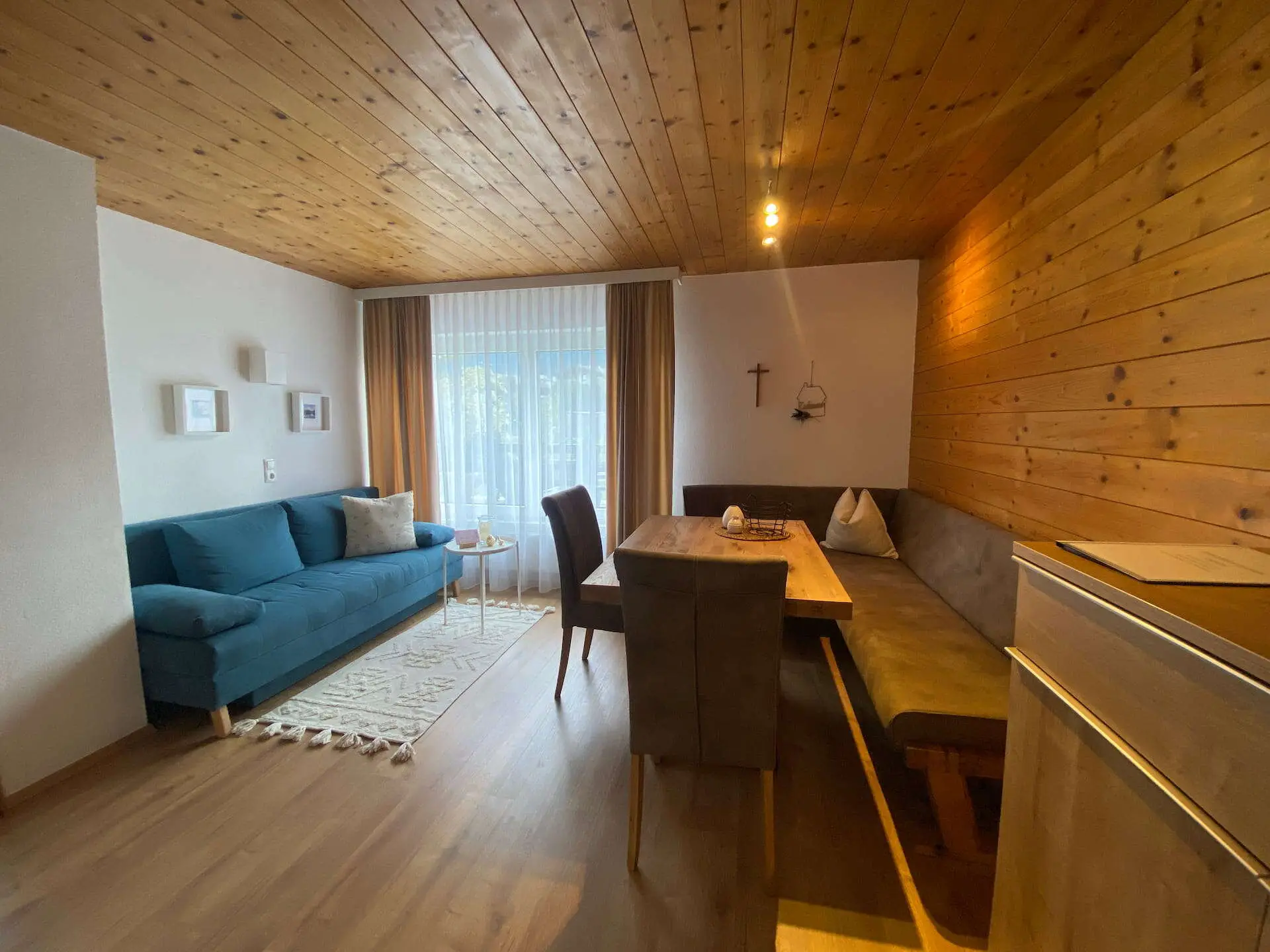 Wohnbereich von Appartement 1 mit Sitzgruppe und Zugang zur Terrasse