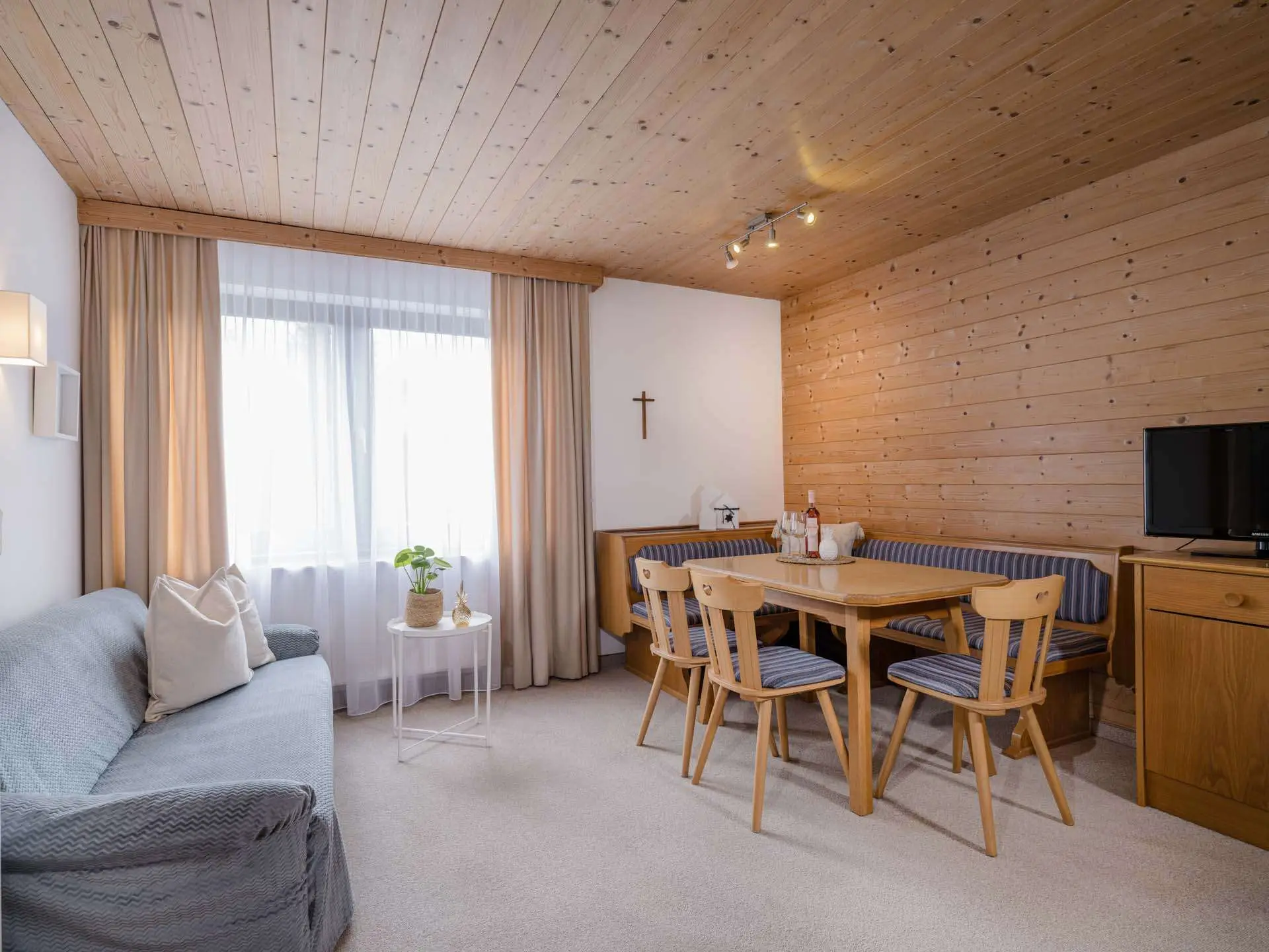 Wohnbereich von Appartement 2 mit Sitzgruppe und Balkontür