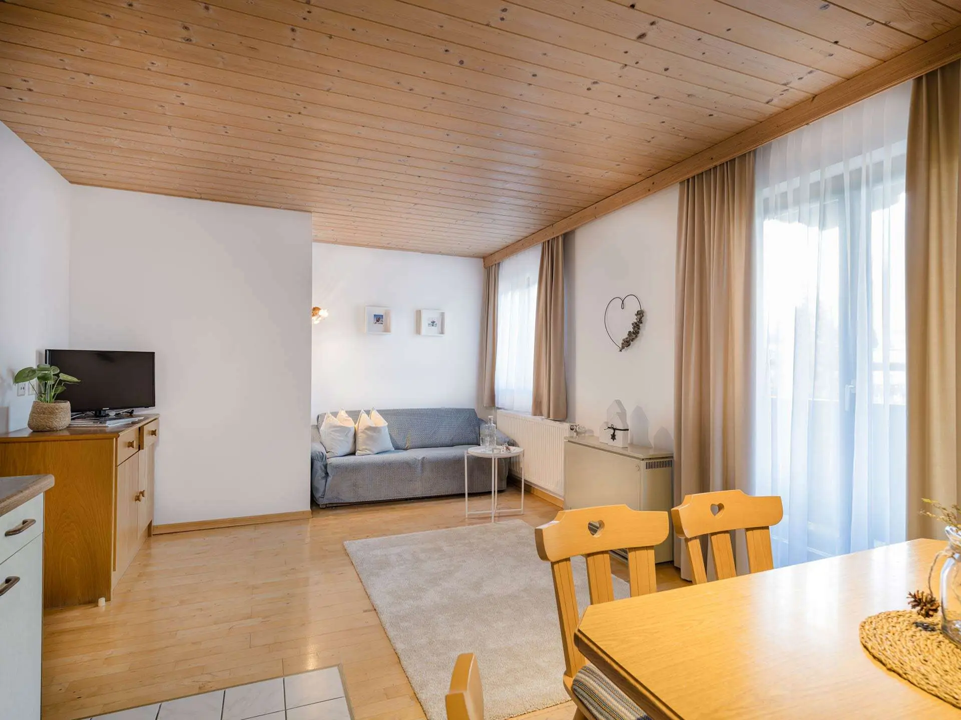 Wohnbereich von Appartement 4, dem größten Appartement, mit Essplatz