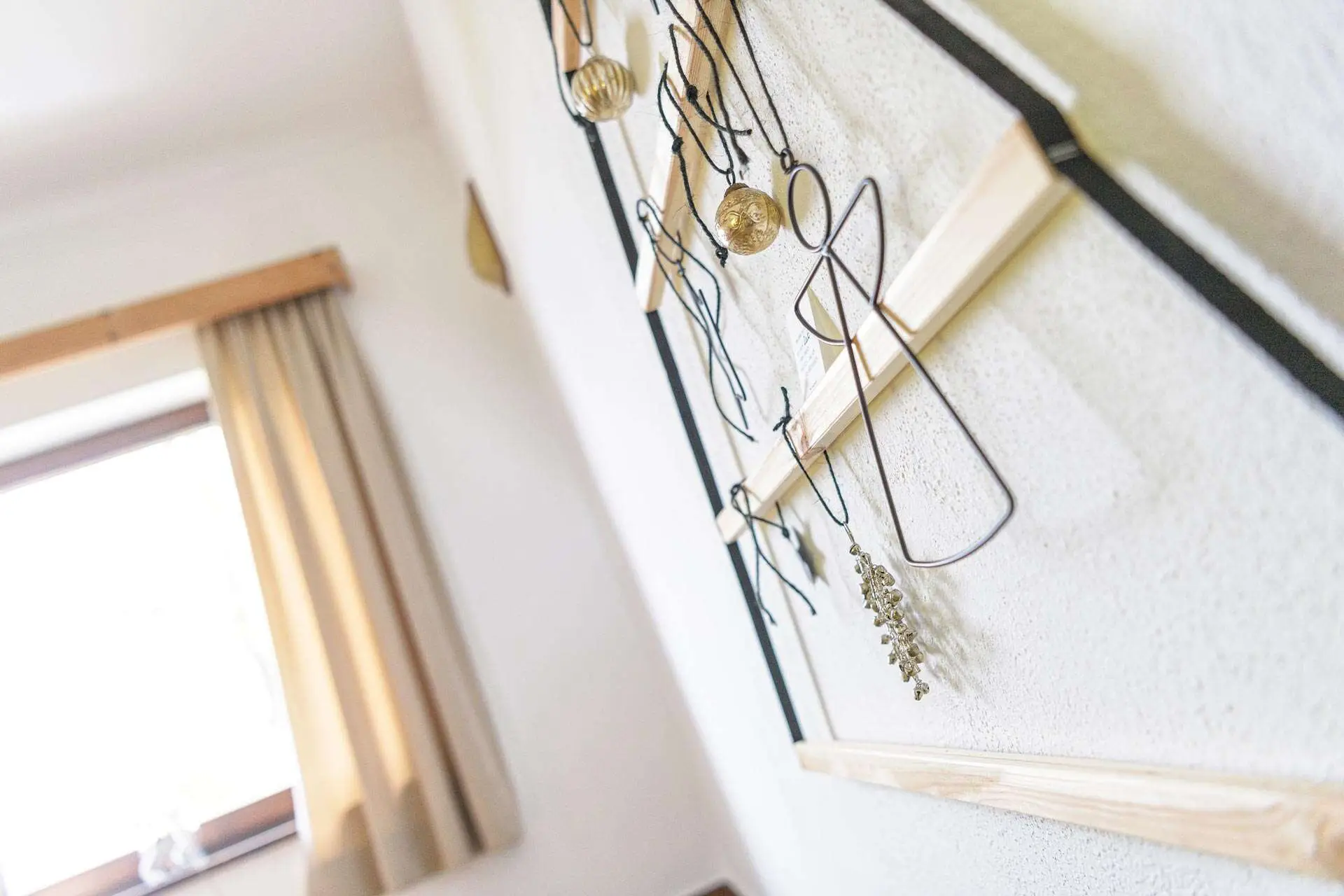 Dekoration am Fenster unter der Dachschräge