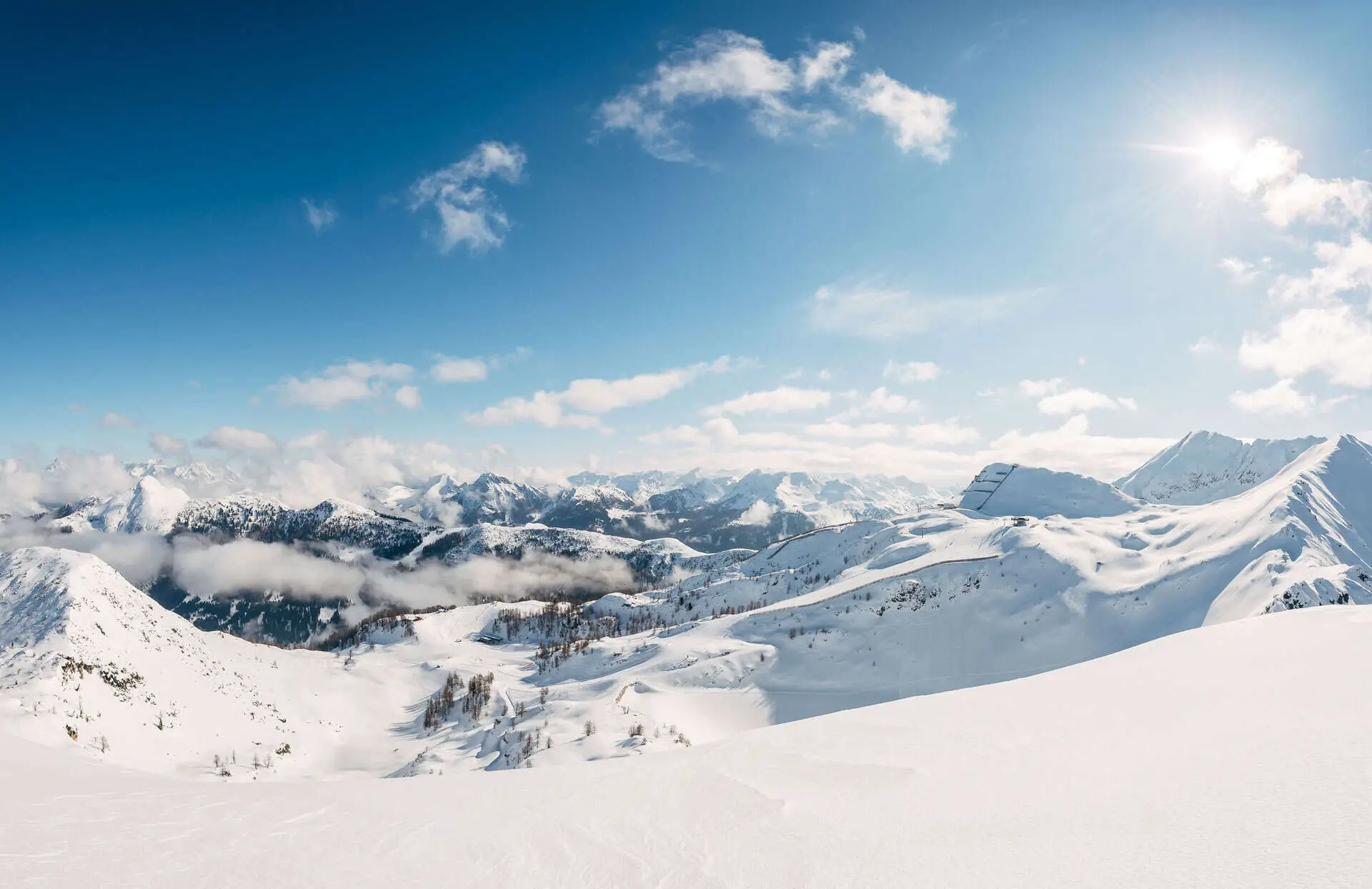 Verschneite Pisten und Bergpanorama im Skigebiet Zauchensee