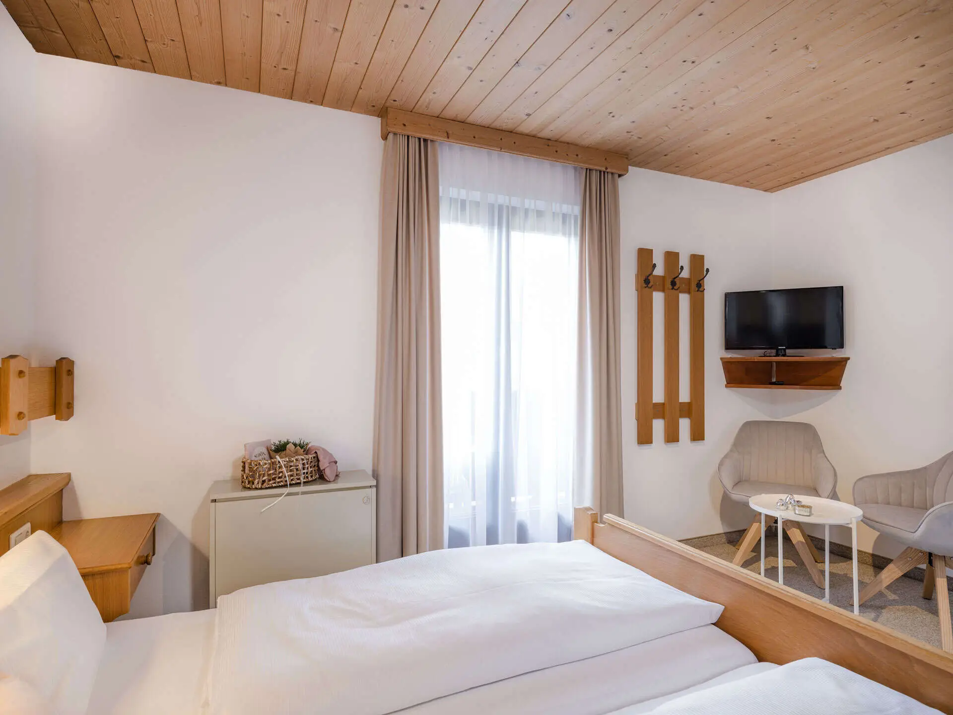 Zimmer 6 mit Doppelbett und Zugang zum Balkon